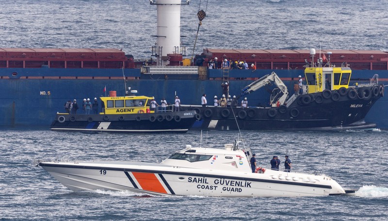 UKRAINE-CRISIS/GRAIN-TURKEY-OFFICIALS The Joint Coordination Centre officials board Sierra Leone-flagged cargo ship Razoni, carrying Ukrainian grain, for an inspection in the Black Sea off Kilyos, near Istanbul, Turkey August 3, 2022. REUTERS/Umit Bektas