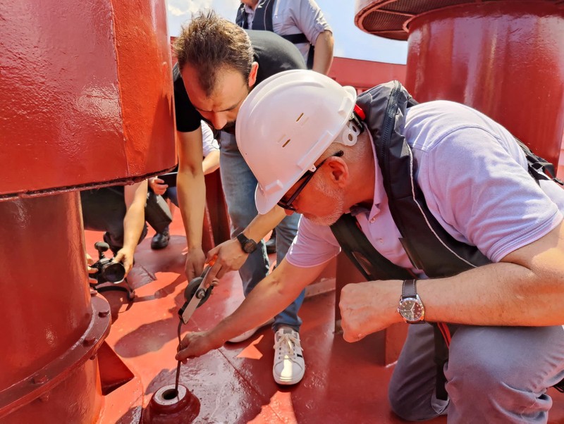 UKRAINE-CRISIS/GRAIN-TURKEY-OFFICIALS The Joint Coordination Centre officials board Sierra Leone-flagged cargo ship Razoni, carrying Ukrainian grain, for an inspection in the Black Sea off Kilyos, near Istanbul, Turkey August 3, 2022. REUTERS/Umit Bektas