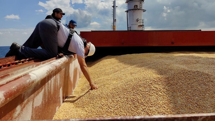 UKRAINE-CRISIS/GRAIN-TURKEY-OFFICIALS The Joint Coordination Centre officials are seen onboard Sierra Leone-flagged cargo ship Razoni, carrying Ukrainian grain, during an inspection in the Black Sea off Kilyos, near Istanbul, Turkey August 3, 2022. Turkish Defence Ministry/Handout via REUTERS ATTENTION EDITORS - THIS PICTURE WAS PROVIDED BY A THIRD PARTY. NO RESALES. NO ARCHIVES. TPX IMAGES OF THE DAY