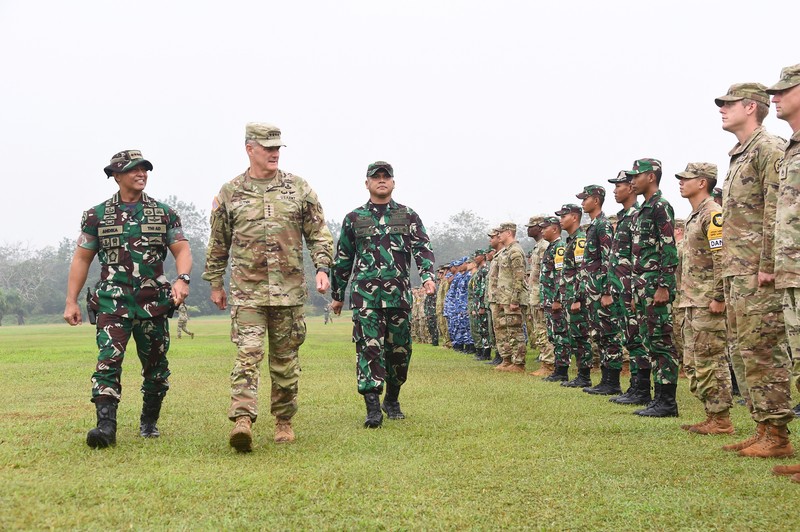 Garuda Shield TNi dengan AS Panglima TNI Andika Perkasa dan Panglima Angkatan Darat Pasifik AS Jenderal Charles Flynn berjalan saat mereka memeriksa pasukan selama pembukaan latihan militer gabungan