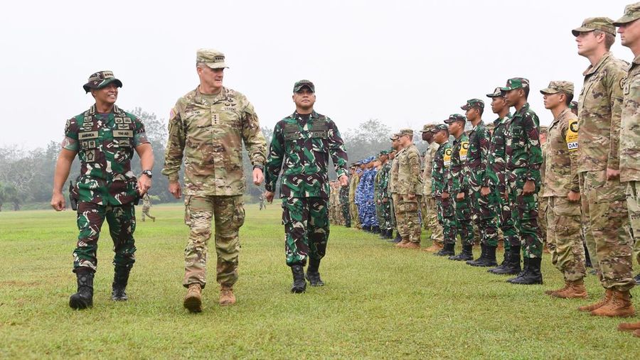 Panglima TNI Andika Perkasa dan Panglima Angkatan Darat Pasifik AS Jenderal Charles Flynn berjalan saat mereka memeriksa pasukan selama pembukaan latihan militer gabungan 
