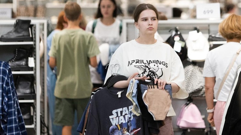 Orang-orang mengantri di luar toko pakaian H&M, yang membuka penjualan terakhir sebelum menutup operasi bisnisnya di Rusia, di pusat perbelanjaan Metropolis di Moskow, Rabu (3/8/2022). Perusahaan Swedia H&M mengumumkan penjualan sisa-sisa barang sebelum penutupan akhir di Rusia. (Photo by NATALIA KOLESNIKOVA/AFP via Getty Images)