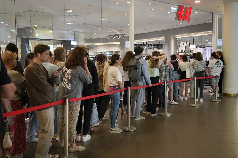 Gerai H&M di rusia serbu pembeli sebelum tutup Orang-orang mengantri di luar toko pakaian H&M, yang membuka penjualan terakhir sebelum menutup operasi bisnisnya di Rusia, di pusat perbelanjaan Metropolis di Moskow, Rabu (3/8/2022). Perusahaan Swedia H&M mengumumkan penjualan sisa-sisa barang sebelum penutupan akhir di Rusia. (Photo by NATALIA KOLESNIKOVA/AFP via Getty Images)