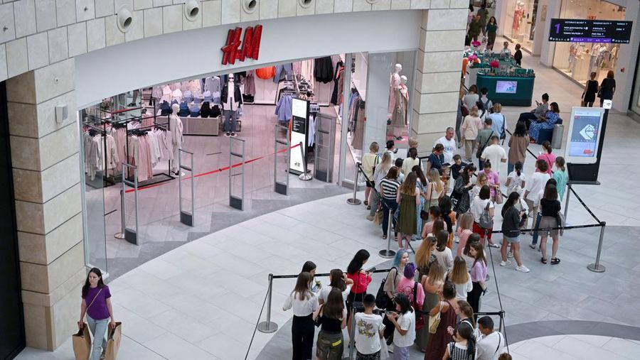Orang-orang mengantri di luar toko pakaian H&M, yang membuka penjualan terakhir sebelum menutup operasi bisnisnya di Rusia, di pusat perbelanjaan Metropolis di Moskow, Rabu (3/8/2022). Perusahaan Swedia H&M mengumumkan penjualan sisa-sisa barang sebelum penutupan akhir di Rusia. (Photo by NATALIA KOLESNIKOVA/AFP via Getty Images)