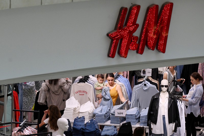 Orang-orang mengantri di luar toko pakaian H&M, yang membuka penjualan terakhir sebelum menutup operasi bisnisnya di Rusia, di pusat perbelanjaan Metropolis di Moskow, Rabu (3/8/2022). Perusahaan Swedia H&M mengumumkan penjualan sisa-sisa barang sebelum penutupan akhir di Rusia. (Photo by NATALIA KOLESNIKOVA/AFP via Getty Images)