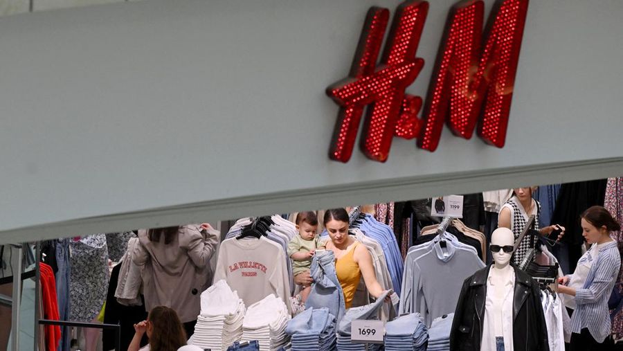 Orang-orang mengantri di luar toko pakaian H&M, yang membuka penjualan terakhir sebelum menutup operasi bisnisnya di Rusia, di pusat perbelanjaan Metropolis di Moskow, Rabu (3/8/2022). Perusahaan Swedia H&M mengumumkan penjualan sisa-sisa barang sebelum penutupan akhir di Rusia. (Photo by NATALIA KOLESNIKOVA/AFP via Getty Images)