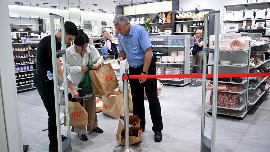 Orang-orang mengantri di luar toko pakaian H&M, yang membuka penjualan terakhir sebelum menutup operasi bisnisnya di Rusia, di pusat perbelanjaan Metropolis di Moskow, Rabu (3/8/2022). Perusahaan Swedia H&M mengumumkan penjualan sisa-sisa barang sebelum penutupan akhir di Rusia. (Photo by NATALIA KOLESNIKOVA/AFP via Getty Images)