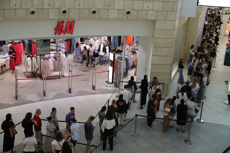 Gerai H&M di rusia serbu pembeli sebelum tutup Orang-orang mengantri di luar toko pakaian H&M, yang membuka penjualan terakhir sebelum menutup operasi bisnisnya di Rusia, di pusat perbelanjaan Metropolis di Moskow, Rabu (3/8/2022). Perusahaan Swedia H&M mengumumkan penjualan sisa-sisa barang sebelum penutupan akhir di Rusia. (Photo by NATALIA KOLESNIKOVA/AFP via Getty Images)