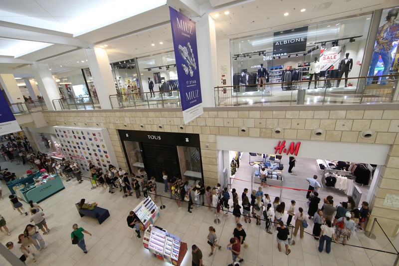 Orang-orang mengantri di luar toko pakaian H&M, yang membuka penjualan terakhir sebelum menutup operasi bisnisnya di Rusia, di pusat perbelanjaan Metropolis di Moskow, Rabu (3/8/2022). Perusahaan Swedia H&M mengumumkan penjualan sisa-sisa barang sebelum penutupan akhir di Rusia. (Photo by NATALIA KOLESNIKOVA/AFP via Getty Images)