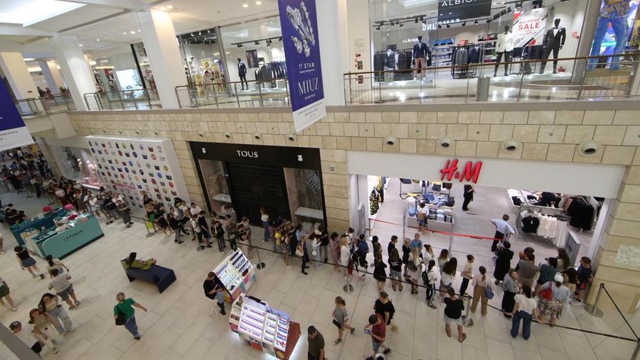 Orang-orang mengantri di luar toko pakaian H&M, yang membuka penjualan terakhir sebelum menutup operasi bisnisnya di Rusia, di pusat perbelanjaan Metropolis di Moskow, Rabu (3/8/2022). Perusahaan Swedia H&M mengumumkan penjualan sisa-sisa barang sebelum penutupan akhir di Rusia. (Photo by NATALIA KOLESNIKOVA/AFP via Getty Images)