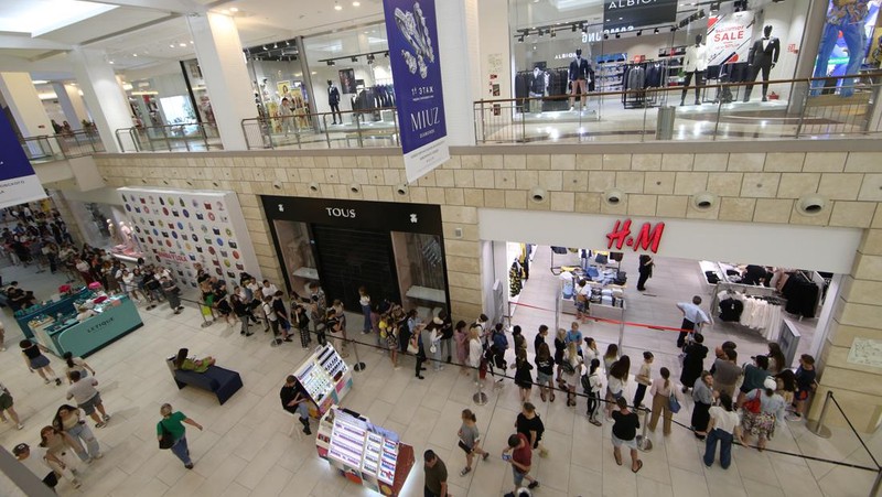 Orang-orang mengantri di luar toko pakaian H&M, yang membuka penjualan terakhir sebelum menutup operasi bisnisnya di Rusia, di pusat perbelanjaan Metropolis di Moskow, Rabu (3/8/2022). Perusahaan Swedia H&M mengumumkan penjualan sisa-sisa barang sebelum penutupan akhir di Rusia. (Photo by NATALIA KOLESNIKOVA/AFP via Getty Images)