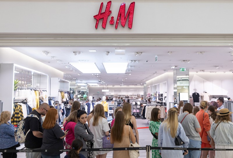 Gerai H&M di rusia serbu pembeli sebelum tutup Orang-orang mengantri di luar toko pakaian H&M, yang membuka penjualan terakhir sebelum menutup operasi bisnisnya di Rusia, di pusat perbelanjaan Metropolis di Moskow, Rabu (3/8/2022). Perusahaan Swedia H&M mengumumkan penjualan sisa-sisa barang sebelum penutupan akhir di Rusia. (Photo by NATALIA KOLESNIKOVA/AFP via Getty Images)
