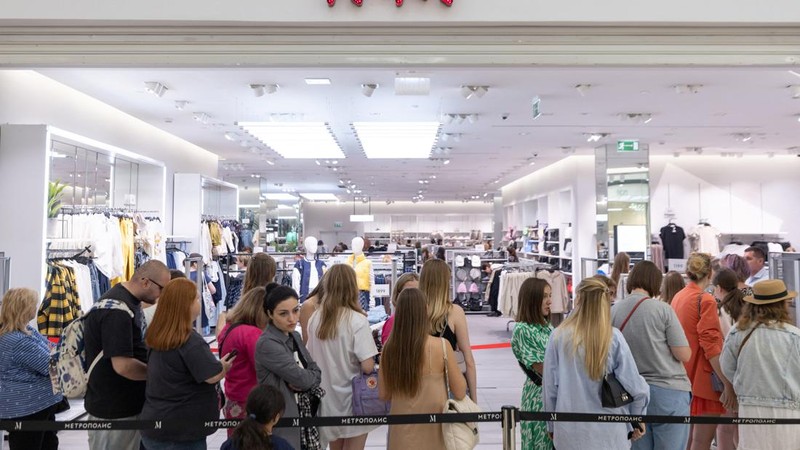 Orang-orang mengantri di luar toko pakaian H&M, yang membuka penjualan terakhir sebelum menutup operasi bisnisnya di Rusia, di pusat perbelanjaan Metropolis di Moskow, Rabu (3/8/2022). Perusahaan Swedia H&M mengumumkan penjualan sisa-sisa barang sebelum penutupan akhir di Rusia. (Photo by NATALIA KOLESNIKOVA/AFP via Getty Images)