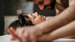 6 Trik Foreplay Sebelum Bercinta, Bikin Suasana Ranjang Makin Intim