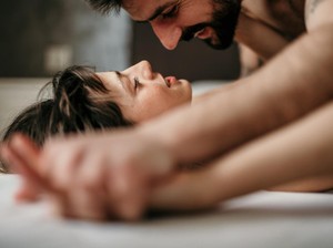 6 Trik Foreplay Sebelum Bercinta, Bikin Suasana Ranjang Makin Intim