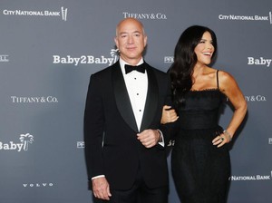 Jeff Bezos Bayar Rp 647 M ke Donald Trump Demi Dokumenter Melania