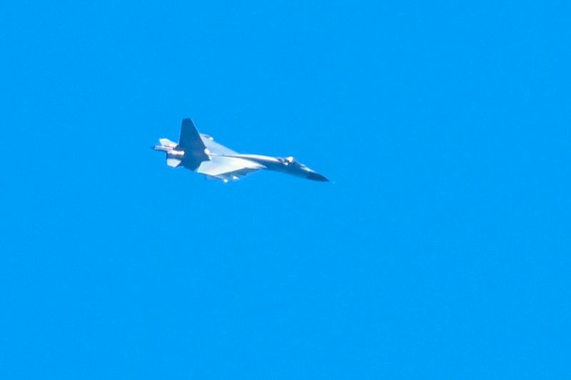 Jet Tempur China terbang di atas pulau Pingtan, salah satu titik terdekat daratan China dari Taiwan, di provinsi Fujian Sebuah jet militer China terbang di atas pulau Pingtan, salah satu titik terdekat daratan China dari Taiwan, di provinsi Fujian, Jumat (5/8/2022). China telah memulai latihan militer di dekat wilayah Taiwan sejak Kamis (4/8). Dalam latihan itu, China mengerahkan rudal balistik, jet tempur, dan kapal perang di sekitar Taiwan. (Photo by HECTOR RETAMAL/AFP via Getty Images)
