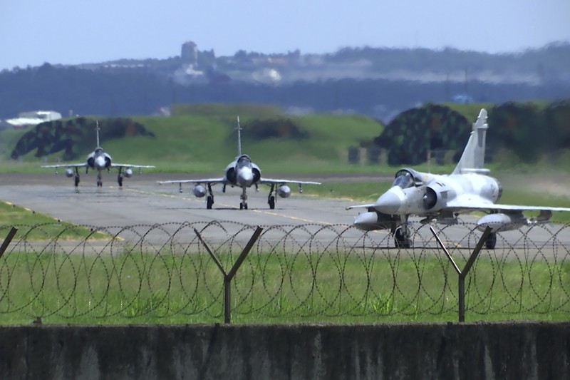 Jet tempur Mirage Angkatan Udara Taiwan di landasan pacu di pangkalan udara di Hsinchu, Taiwan Jet tempur Mirage Angkatan Udara Taiwan di landasan pacu di pangkalan udara di Hsinchu, Taiwan, Jumat (5/8/2022). China telah memulai latihan militer di dekat wilayah Taiwan sejak Kamis (4/8). Dalam latihan itu, China mengerahkan rudal balistik, jet tempur, dan kapal perang di sekitar Taiwan. (AP Photo/Johnson Lai)