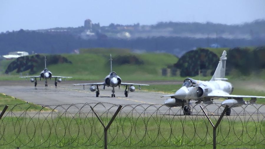 Jet tempur Mirage Angkatan Udara Taiwan di landasan pacu di pangkalan udara di Hsinchu, Taiwan, Jumat (5/8/2022). China telah memulai latihan militer di dekat wilayah Taiwan sejak Kamis (4/8). Dalam latihan itu, China mengerahkan rudal balistik, jet tempur, dan kapal perang di sekitar Taiwan. (AP Photo/Johnson Lai)