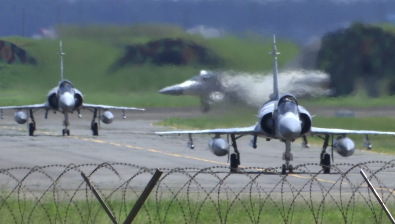 Jet tempur Mirage Angkatan Udara Taiwan di landasan pacu di pangkalan udara di Hsinchu, Taiwan Jet tempur Mirage Angkatan Udara Taiwan di landasan pacu di pangkalan udara di Hsinchu, Taiwan, Jumat (5/8/2022). China telah memulai latihan militer di dekat wilayah Taiwan sejak Kamis (4/8). Dalam latihan itu, China mengerahkan rudal balistik, jet tempur, dan kapal perang di sekitar Taiwan. (AP Photo/Johnson Lai)