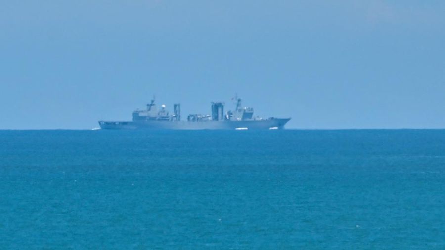 Sebuah jet militer China terbang di atas pulau Pingtan, salah satu titik terdekat daratan China dari Taiwan, di provinsi Fujian, Jumat (5/8/2022). China telah memulai latihan militer di dekat wilayah Taiwan sejak Kamis (4/8). Dalam latihan itu, China mengerahkan rudal balistik, jet tempur, dan kapal perang di sekitar Taiwan. (Photo by HECTOR RETAMAL/AFP via Getty Images)