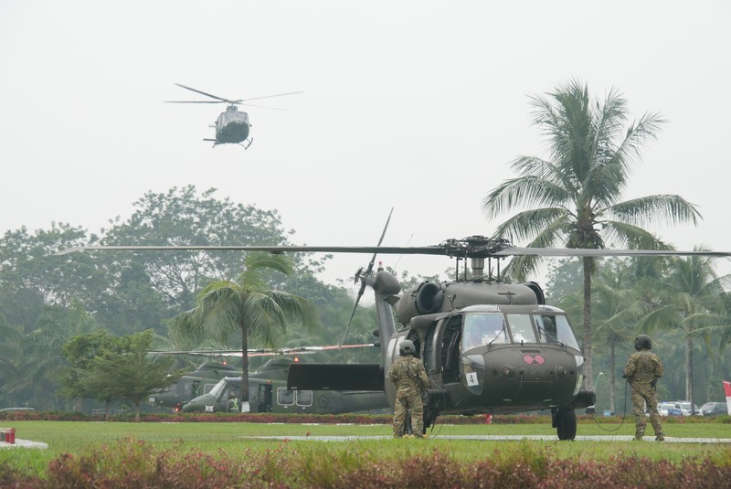 Panglima TNI Andika Perkasa dan Panglima Angkatan Darat Pasifik AS Jenderal Charles Flynn berjalan saat mereka memeriksa pasukan selama pembukaan latihan militer gabungan 