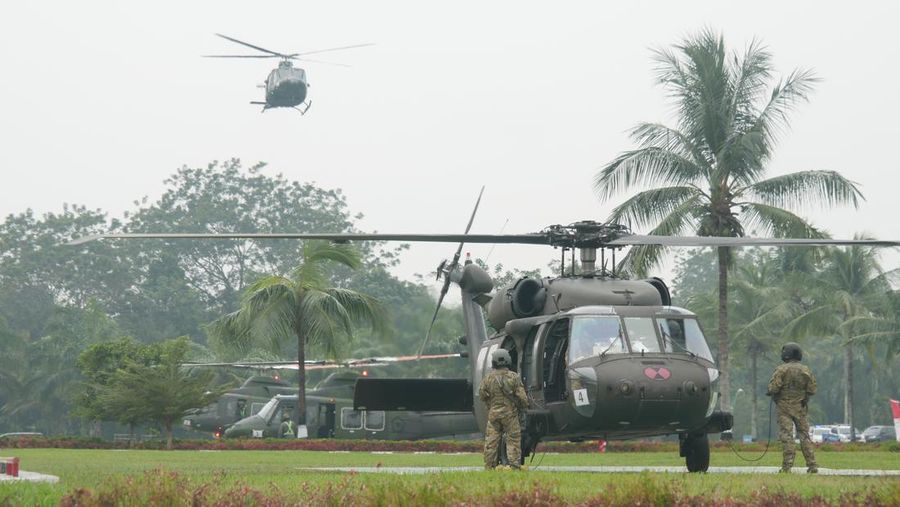 Panglima TNI Andika Perkasa dan Panglima Angkatan Darat Pasifik AS Jenderal Charles Flynn berjalan saat mereka memeriksa pasukan selama pembukaan latihan militer gabungan 