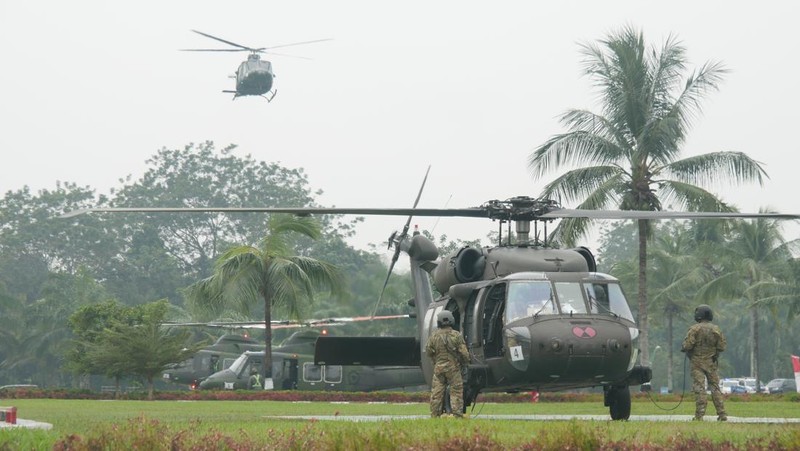 Panglima TNI Andika Perkasa dan Panglima Angkatan Darat Pasifik AS Jenderal Charles Flynn berjalan saat mereka memeriksa pasukan selama pembukaan latihan militer gabungan 