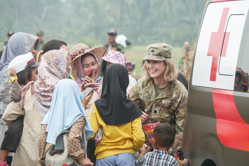 Garuda Shield TNi dengan AS Panglima TNI Andika Perkasa dan Panglima Angkatan Darat Pasifik AS Jenderal Charles Flynn berjalan saat mereka memeriksa pasukan selama pembukaan latihan militer gabungan