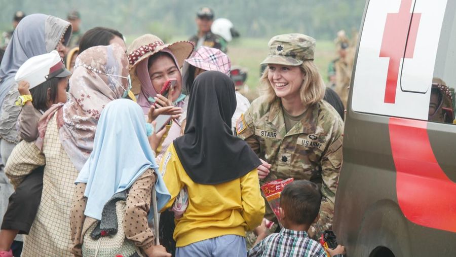 Panglima TNI Andika Perkasa dan Panglima Angkatan Darat Pasifik AS Jenderal Charles Flynn berjalan saat mereka memeriksa pasukan selama pembukaan latihan militer gabungan 