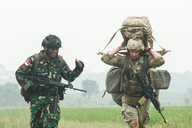 Garuda Shield TNi dengan AS Panglima TNI Andika Perkasa dan Panglima Angkatan Darat Pasifik AS Jenderal Charles Flynn berjalan saat mereka memeriksa pasukan selama pembukaan latihan militer gabungan