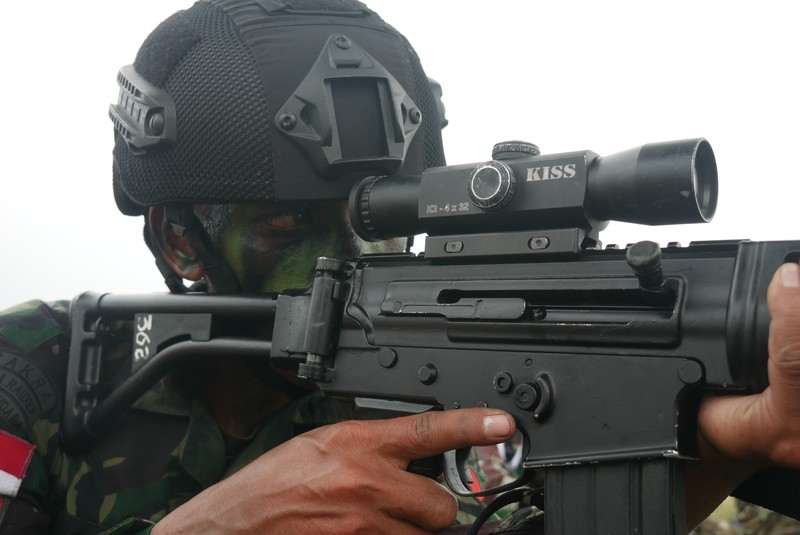 Panglima TNI Andika Perkasa dan Panglima Angkatan Darat Pasifik AS Jenderal Charles Flynn berjalan saat mereka memeriksa pasukan selama pembukaan latihan militer gabungan 