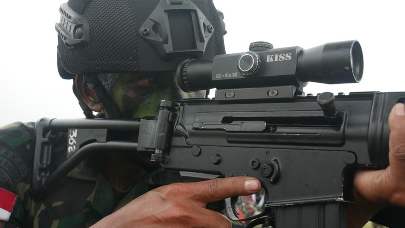 Panglima TNI Andika Perkasa dan Panglima Angkatan Darat Pasifik AS Jenderal Charles Flynn berjalan saat mereka memeriksa pasukan selama pembukaan latihan militer gabungan 