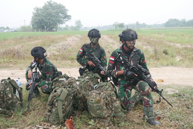 Garuda Shield TNi dengan AS Panglima TNI Andika Perkasa dan Panglima Angkatan Darat Pasifik AS Jenderal Charles Flynn berjalan saat mereka memeriksa pasukan selama pembukaan latihan militer gabungan