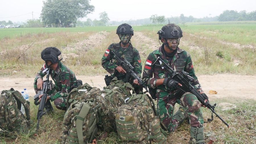 TNI berpartisipasi dalam Super Garuda Shield 2022 di Baturaja Combat Training Center di Sumatera Selatan, Indonesia, Rabu (3/8/2022)  Latihan gabungan militer Indonesia-AS tahunan yang melibatkan 5.069 personel dari 14 negara ini dimulai dari 1 -14 Agustus di Baturaja, Dabo, Amborawang, dan Palembang. (Photo by Anton Raharjo/Anadolu Agency via Getty Images)