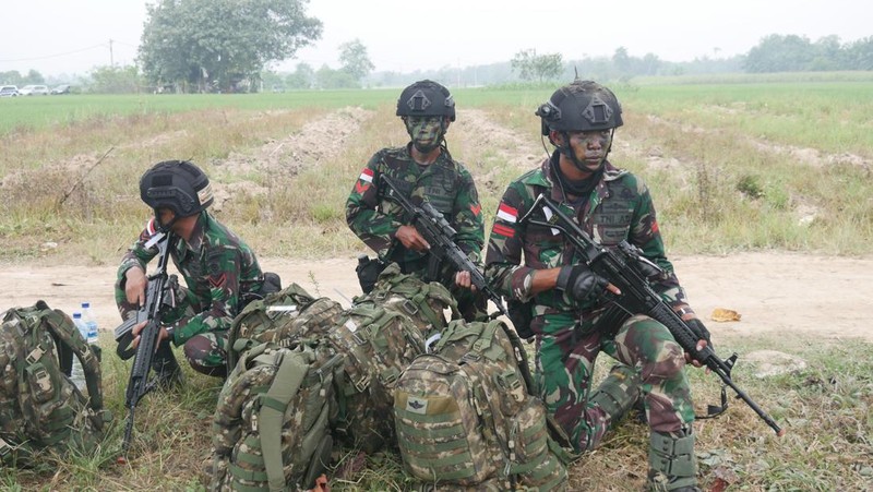 Panglima TNI Andika Perkasa dan Panglima Angkatan Darat Pasifik AS Jenderal Charles Flynn berjalan saat mereka memeriksa pasukan selama pembukaan latihan militer gabungan 