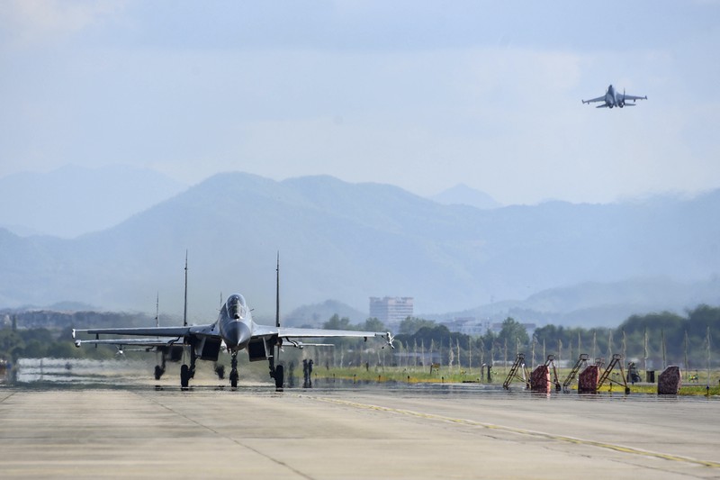 Latihan Militer China ke Taiwan Korps penerbangan angkatan udara dan angkatan laut Komando Teater Timur Tentara Pembebasan Rakyat China (PLA) menerbangkan pesawat di lokasi yang tidak diketahui di China, Kamis (4/8/2022). China melakukan