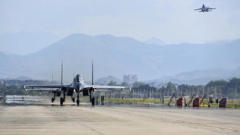 Korps penerbangan angkatan udara dan angkatan laut Komando Teater Timur Tentara Pembebasan Rakyat China (PLA) menerbangkan pesawat di lokasi yang tidak diketahui di China, Kamis (4/8/2022). China melakukan 