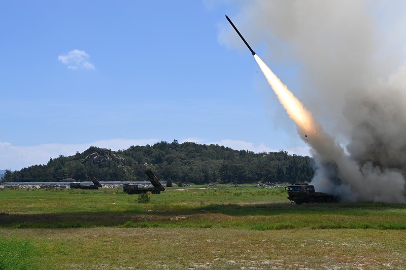 Latihan Militer Tentara Militer China di Taiwan Seorang pilot angkatan udara China dari Komando Tentara Pembebasan Rakyat (PLA) melakukan latihan tempur bersama di sekitar Pulau Taiwan, Minggu (7/8/2022). Militer China masih terus melanjutkan latihan perang di sekitar wilayah Taiwan. (Wang Xinchao/Xinhua via AP)