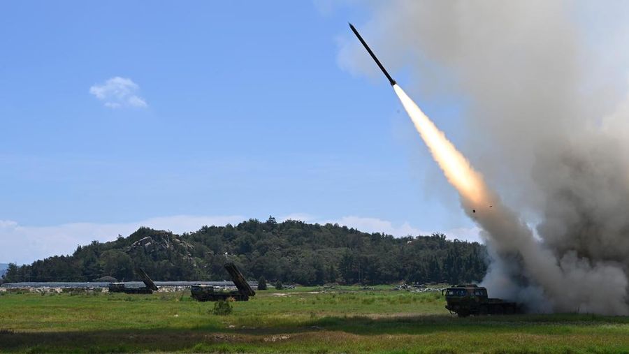 Seorang pilot angkatan udara China dari Komando Tentara Pembebasan Rakyat (PLA) melakukan latihan tempur bersama di sekitar Pulau Taiwan, Minggu (7/8/2022). Militer China masih terus melanjutkan latihan perang di sekitar wilayah Taiwan. (Wang Xinchao/Xinhua via AP)