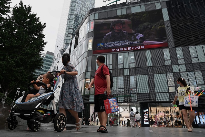 Korps penerbangan angkatan udara dan angkatan laut Komando Teater Timur Tentara Pembebasan Rakyat China (PLA) menerbangkan pesawat di lokasi yang tidak diketahui di China, Kamis (4/8/2022). China melakukan 