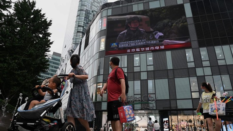 Korps penerbangan angkatan udara dan angkatan laut Komando Teater Timur Tentara Pembebasan Rakyat China (PLA) menerbangkan pesawat di lokasi yang tidak diketahui di China, Kamis (4/8/2022). China melakukan 