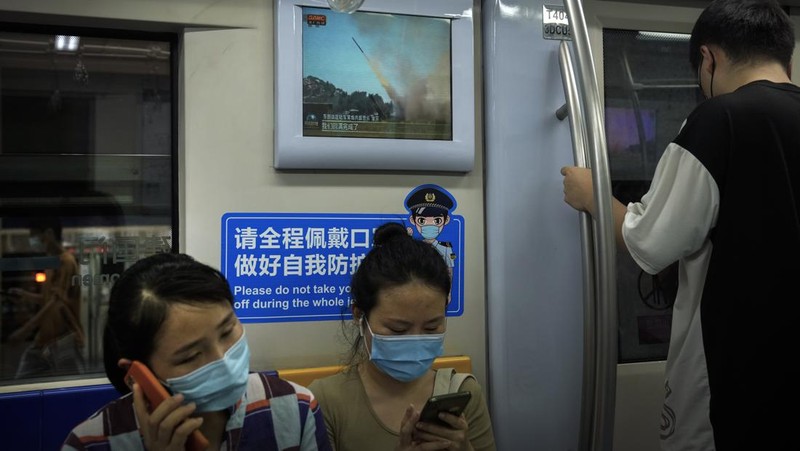 Korps penerbangan angkatan udara dan angkatan laut Komando Teater Timur Tentara Pembebasan Rakyat China (PLA) menerbangkan pesawat di lokasi yang tidak diketahui di China, Kamis (4/8/2022). China melakukan 