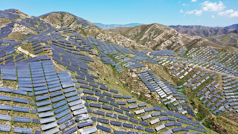 ZHANGJIAKOU, CHINA - AUGUST 6, 2022 - An aerial photo shows a photovoltaic power station on barren mountain in Zhangjiakou, Hebei province, Aug 6, 2022. (Photo credit should read CFOTO/Future Publishing via Getty Images)