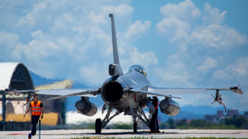 HUALIEN, TAIWAN - AUGUST 06: An Air Force personnel conducts the aircraft inspection to a Taiwanese F-16 Fighting Falcon upon landing at Hualien Air Force Base on August 06, 2022 in Hualien, Taiwan. Taiwan remained tense after U.S. Speaker of the House Nancy Pelosi (D-CA) visited earlier this week, as part of a tour of Asia aimed at reassuring allies in the region. China has been conducting live-fire drills in waters close to those claimed by Taiwan in response. (Photo by Annabelle Chih/Getty Images)