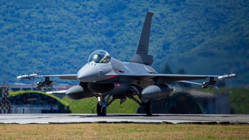 HUALIEN, TAIWAN - AUGUST 06: An Air Force personnel conducts the aircraft inspection to a Taiwanese F-16 Fighting Falcon upon landing at Hualien Air Force Base on August 06, 2022 in Hualien, Taiwan. Taiwan remained tense after U.S. Speaker of the House Nancy Pelosi (D-CA) visited earlier this week, as part of a tour of Asia aimed at reassuring allies in the region. China has been conducting live-fire drills in waters close to those claimed by Taiwan in response. (Photo by Annabelle Chih/Getty Images)