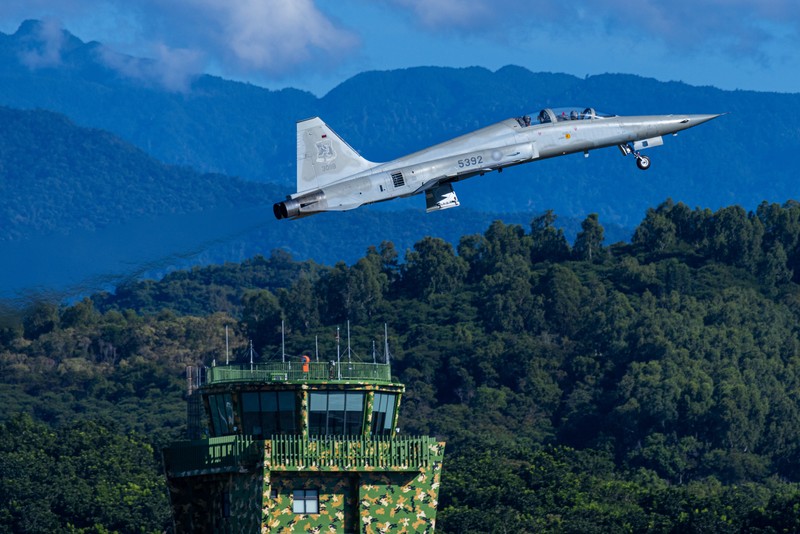 HUALIEN, TAIWAN - AUGUST 06: An Air Force personnel conducts the aircraft inspection to a Taiwanese F-16 Fighting Falcon upon landing at Hualien Air Force Base on August 06, 2022 in Hualien, Taiwan. Taiwan remained tense after U.S. Speaker of the House Nancy Pelosi (D-CA) visited earlier this week, as part of a tour of Asia aimed at reassuring allies in the region. China has been conducting live-fire drills in waters close to those claimed by Taiwan in response. (Photo by Annabelle Chih/Getty Images)