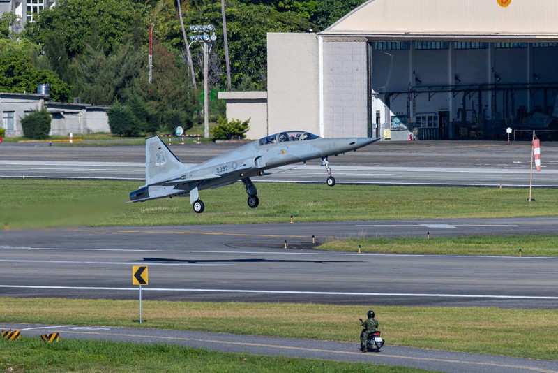 HUALIEN, TAIWAN - AUGUST 06: An Air Force personnel conducts the aircraft inspection to a Taiwanese F-16 Fighting Falcon upon landing at Hualien Air Force Base on August 06, 2022 in Hualien, Taiwan. Taiwan remained tense after U.S. Speaker of the House Nancy Pelosi (D-CA) visited earlier this week, as part of a tour of Asia aimed at reassuring allies in the region. China has been conducting live-fire drills in waters close to those claimed by Taiwan in response. (Photo by Annabelle Chih/Getty Images)