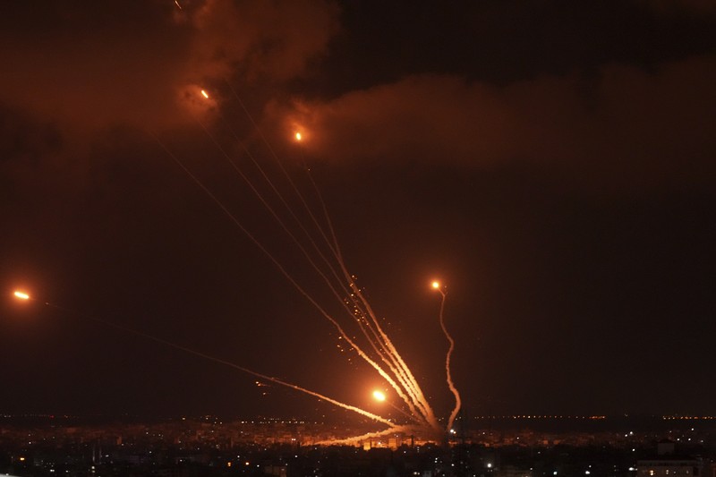 ISRAEL-PALESTINIANS/GAZA Somke and flame are seen during Israeli air strikes in Gaza City August 5, 2022. REUTERS/Ibraheem Abu Mustafa