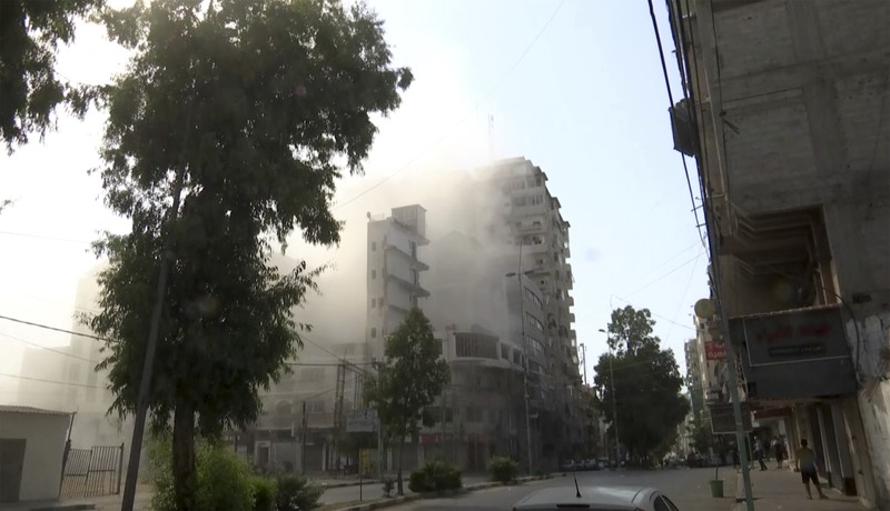 Somke and flame are seen during Israeli air strikes in Gaza City August 5, 2022. REUTERS/Ibraheem Abu Mustafa